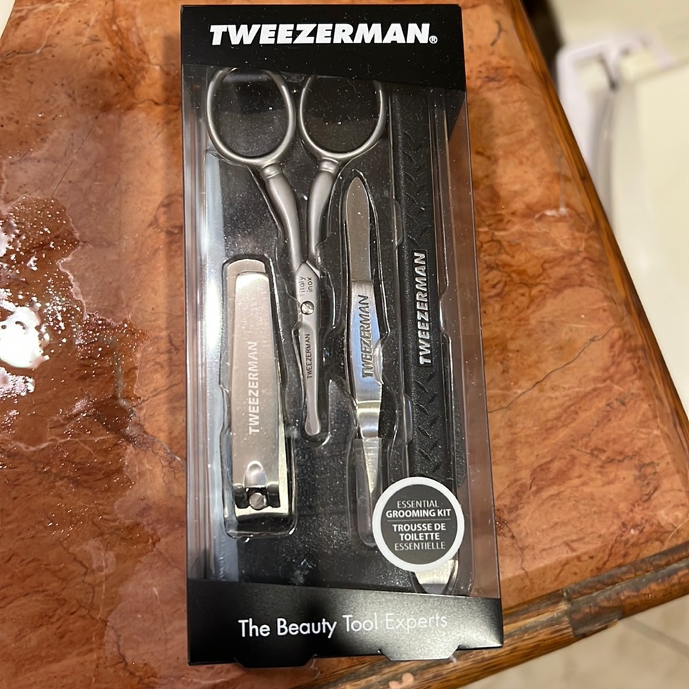 Tweezerman Essential Grooming Kit. NWT.